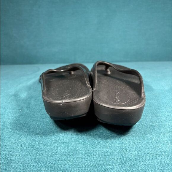 Size 7 - Women’s OOFOS OOlala black flip flops sandals - Picture 2 of 6
